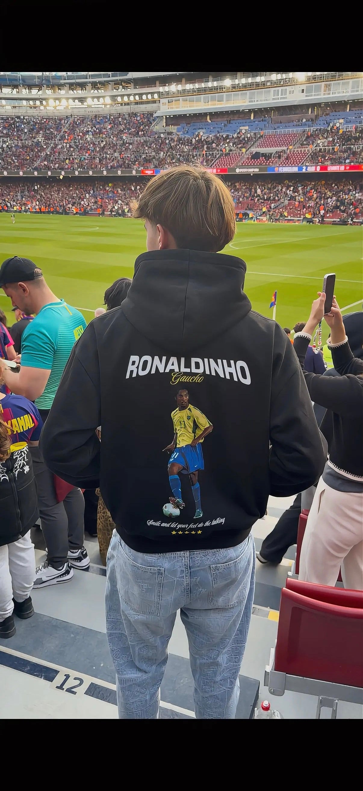 Detalle editorial de sudadera Ronaldinho